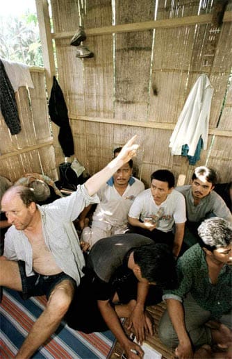 Im April 2000 hatte die Abu Sayyaf mehrere Touristen von der malaysischen Insel Sipadan verschleppt, darunter auch das deutsche Ehepaar Renate und Werner Wallert sowie deren Sohn.