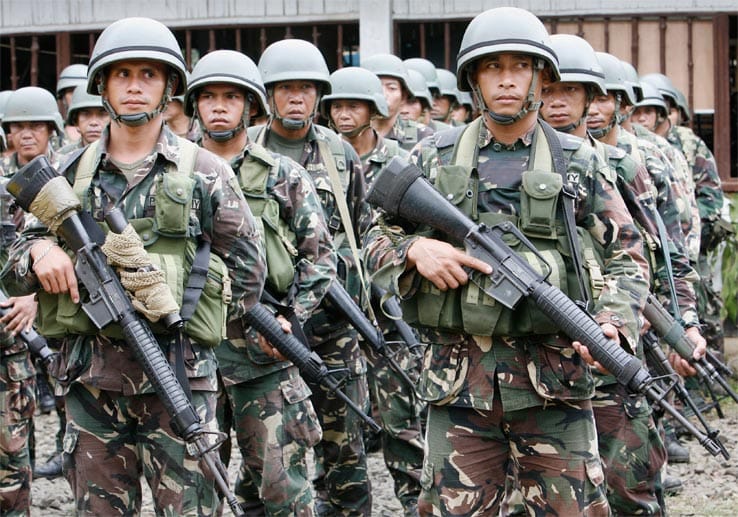 Philippinische Soldaten bei einem Besuch des damaligen Verteidigungsministers Gilberto Teodoro.