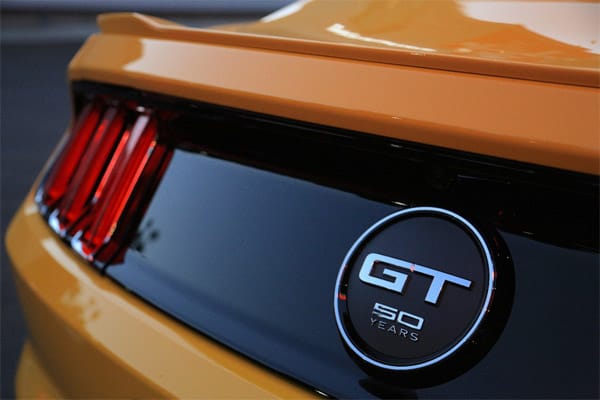 Der Mustang GT 5.0 V8 kommt wie der Name schon vermuten lässt mit einem bärenstarken V8-Motor auf eine Leistung von 418 PS. Das maximale Drehmoment liegt bei 524 Newtonmetern an.