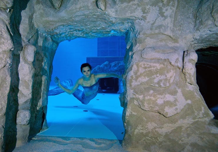 Für einen besonderen Kick bei Tauchgängen sorgen die auf mehreren Ebenen angebrachten Unterwasser-Höhlen, die das Gefühl erzeugen, man würde im Freien schwimmen.