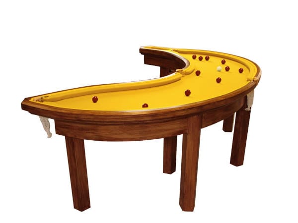 Billard mal anders: An dem Pooltisch in Bananenform (über Conleys um 7900 Euro) müssen Sie das Gentleman-Spiel wohl oder übel noch einmal neu erlernen – eine echte Herausforderung für Profis.