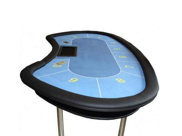 Gewitztes und dabei elegantes Design verbindet auch der außergewöhnliche Pokertisch von 4Aces Poker (für 1149 Euro). Nach Ihren Wünschen angefertigt, erhalten Sie hier ein echtes Unikat.