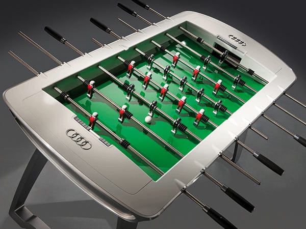 Modernes Design vereint mit rasantem Spielespaß: An dem limitierten Tischkicker von Audi (um 12.900 Euro) können Sie sich bis zur nächsten Fußball WM warmspielen.