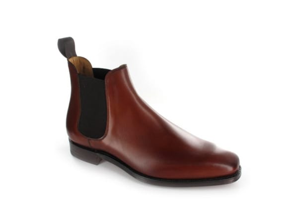 Streng limitiert sind die handgefertigten Schuhe von Crockett & Jones kleine Meisterwerke. Mit den edlen Chelsea-Boots für gerade 500 Euro investieren Sie in ein zeitloses Modell in einem herbstlichen Walnuss-Ton.