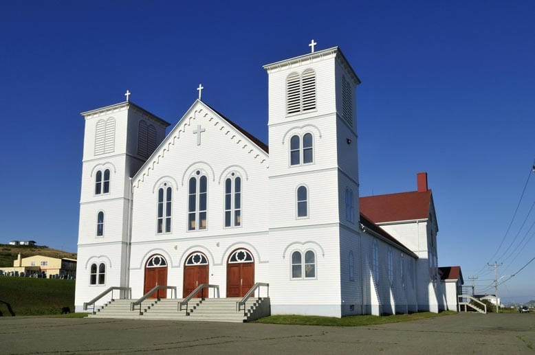 Die historische Holzkirche von Bassin. Die Inselhauptstadt ist das Zuhause von 130 Einwohnern.