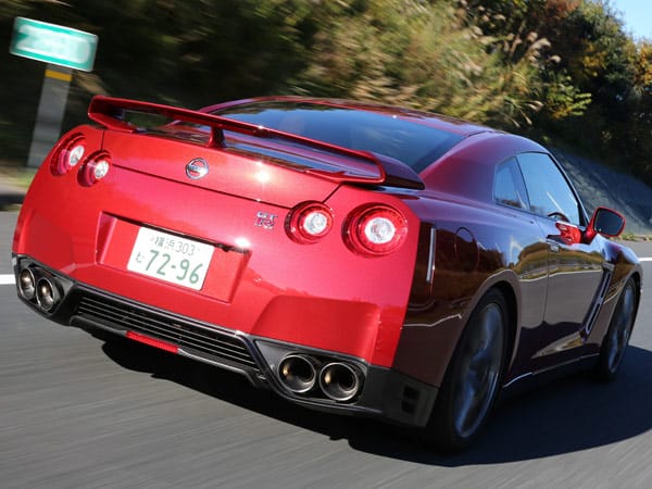 Dabei kann der Nissan GT-R mit hervorragenden Fahrleistungen aufwarten: Den Sprint von 0 auf Tempo 100 schafft der Japaner in nur 2,7 Sekunden. Die Höchstgeschwindigkeit liegt bei 315 km/h.