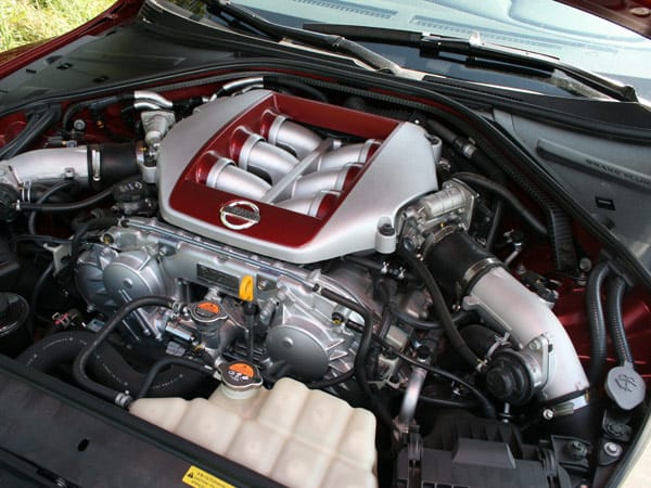 Der mächtige V6-Biturbo mit 3,8 Litern Hubraum und einer Leistung von 550 PS gibt dem Nissan GT-R den nötigen Schub. Das Drehmomentmaximum von stolzen 632 Newtonmetern wird über mehr als 2500 Umdrehungen lang gehalten.