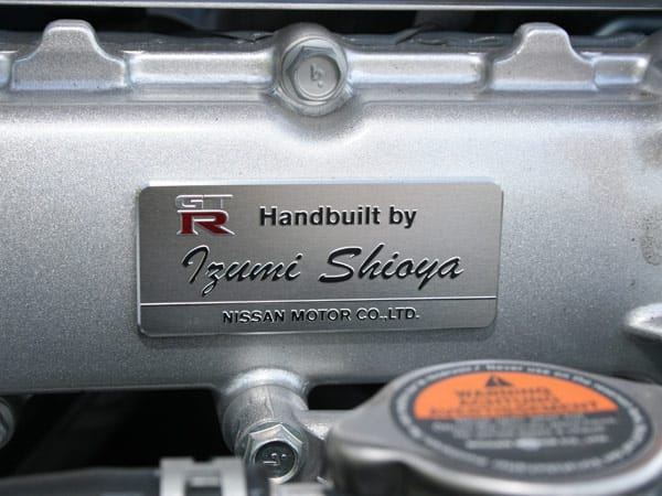Das Antriebsaggregat wird von Hand zusammengebaut. Der Name des Monteurs prangt auf einer Plakette im Motorraum.