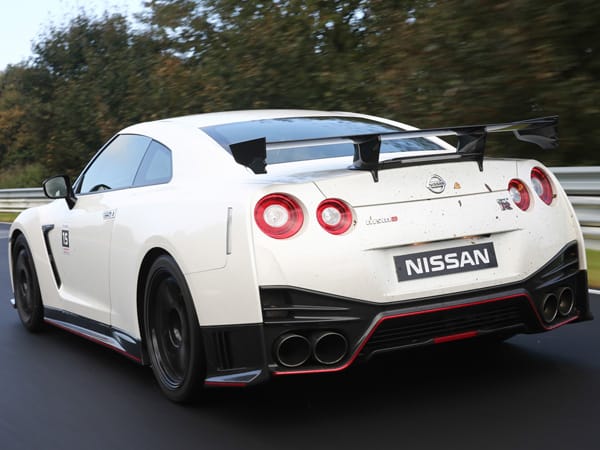 Wie beim Standard-GT-R dauert der Spurt von null auf 100 km/h 2,7 Sekunden, die Höchstgeschwindigkeit liegt bei 315 km/h. Wichtiger sind die Modifikationen am Fahrwerk. Neben einem strafferen Setup, neuen Dämpfern und einer geänderten Vorderradaufhängung sorgen vor allem die eigens entwickelten Dunlop-Reifen für höhere Kurvengeschwindigkeiten.