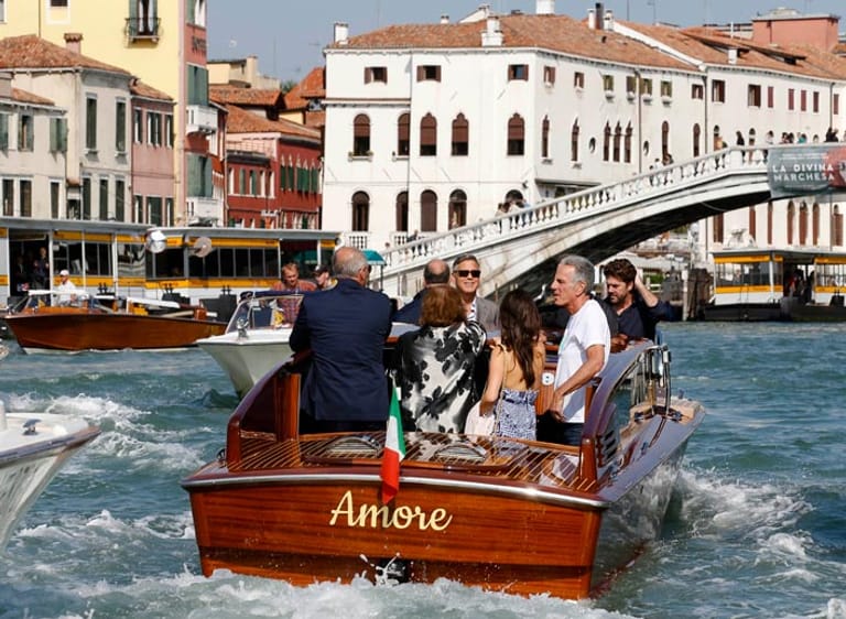 Dann ging's mit Wassertaxi über den Canale Grande in das Luxuhotel Cippriani. Dort soll nach Medienberichten ein Teil der Hochzeitsgesellschaft unterkommen.