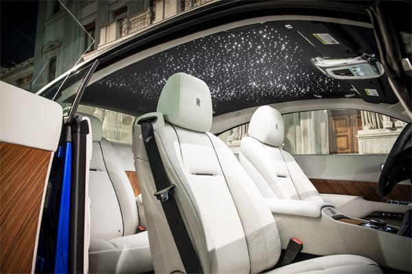 Den technologisch fortschrittlichsten Rolls-Royce umgibt ein Hauch von Glamour und purem Luxus. Der Wagen hat einen 6,6-Liter-V12-Turboladermotor der satte 624 PS leistet und den schweren Briten in achtsamen 4,6 Sekunden von null auf 100 Stundenkilometer beschleunigt. Gegen Aufpreis liefert Rolls-Royce sogar einen LED-Sternenhimmel für die Coupé-Kabine.