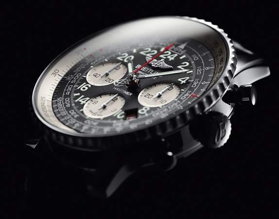 Die Breitling "Navitimer" ist ein echtes Evergreen. Seit mehr als 50 Jahren mischt diese Uhr inzwischen den Markt auf. Breitling belieferte früher die britische Royal Air Force und auch die amerikanischen Streitkräfte.