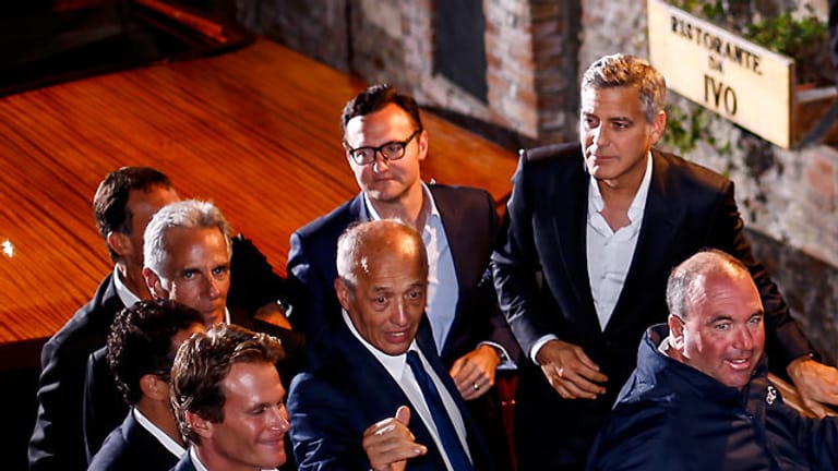 Hollywood-Beau George Clooney hat in Venedig seinen Junggesellenabschied gefeiert. Nachdem er mit seiner Verlobten in einem Wassertaxi namens "Amore" (Liebe) über den Canal Grande geschippert war, zog er sich am Abend mit engen Freunden in das Promi-Restaurant Da Ivo in der Nähe des Markusplatzes zurück. Medienberichten zufolge ging die Feier dann noch im Luxushotel Cipriani weiter, mit eingeflogenem Tequila und Zigarren.