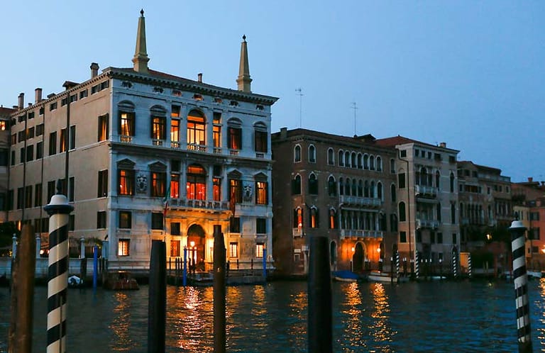 In diesem Luxushotel sollen sich Clooney und seine Liebste das Jawort geben: Das Sieben-Sterne-Hotel "Aman Canal Grande Venice" hat den Canale Grande vor der Haustür und die berühmte Rialto-Brücke in Sichtweite.