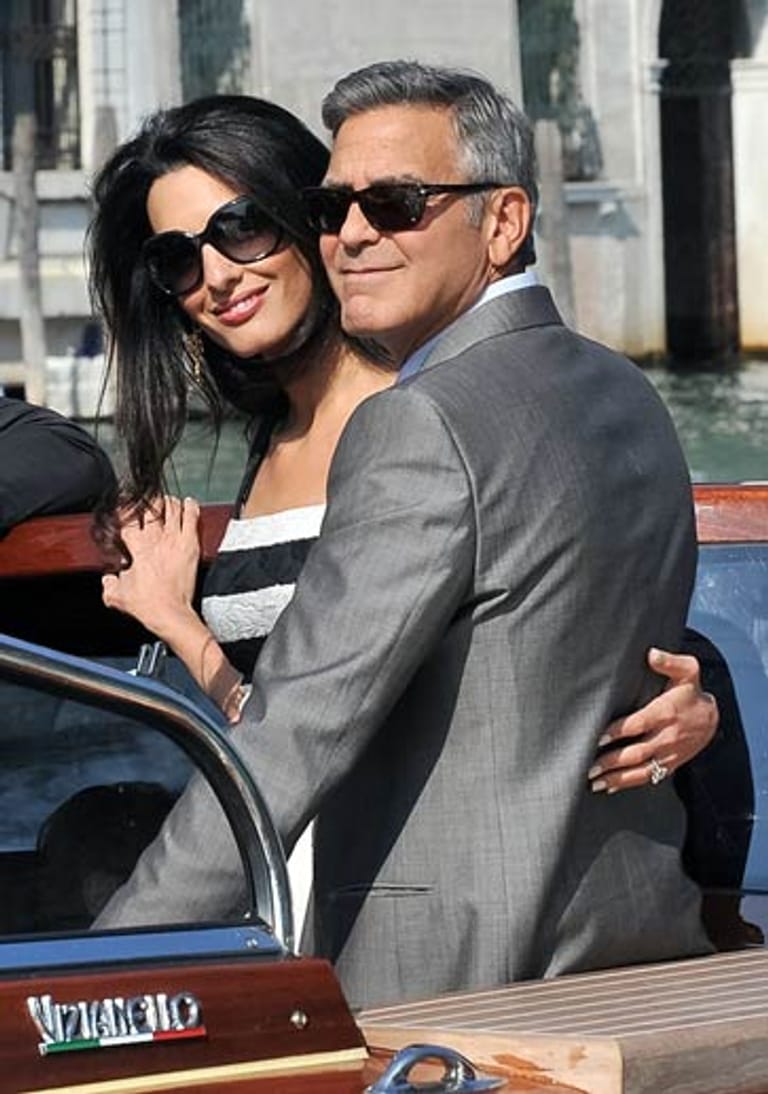 George Clooney ist unter der Haube: Am Samstagabend hat er seine Verlobte Amal Alamuddin geheiratet. Die beiden hätten sich in einer privaten Zeremonie das Ja-Wort gegeben, teilte Clooneys Anwalt Stan Rosenfield in einem einzigen Satz mit. Freunde des Paares waren zur Feier ins Luxushotel Aman gekommen, das einen spektakulären Blick auf den Canal Grande bietet.