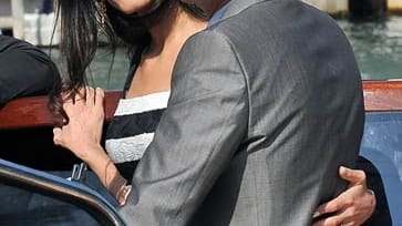 George Clooney ist unter der Haube: Am Samstagabend hat er seine Verlobte Amal Alamuddin geheiratet. Die beiden hätten sich in einer privaten Zeremonie das Ja-Wort gegeben, teilte Clooneys Anwalt Stan Rosenfield in einem einzigen Satz mit. Freunde des Paares waren zur Feier ins Luxushotel Aman gekommen, das einen spektakulären Blick auf den Canal Grande bietet.
