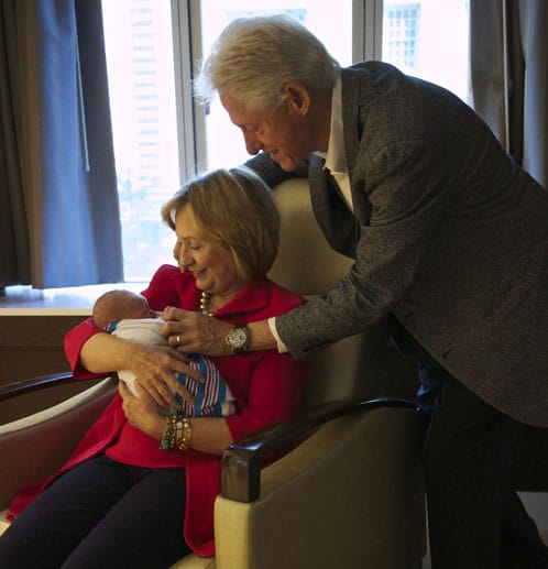 Auch die Großeltern, Bill und Hillary Clinton, könnten nicht glücklicher sein.