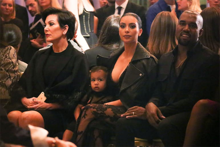 Kim Kardashian nahm ihr Töchterchen North West zur Pariser Modewoche mit. Bei der Show des Luxuslabels Givenchy durfte das 15 Monate alte Mädchen mit Oma Kris (li.), Mama Kim und Papa Kanye in der ersten Reihe sitzen. Glücklich sah die kleine North aber nicht aus.