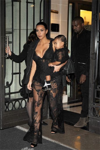 Passend zur Gelegenheit hatte Kim Kardashian sich und ihren Nachwuchs im Partnerlook eingekleidet. Beide trugen schwarze Anzüge mit transparenten Einsätzen. Immerhin: Das XXL-Dekolleté ihrer Mama blieb der kleinen North erspart.