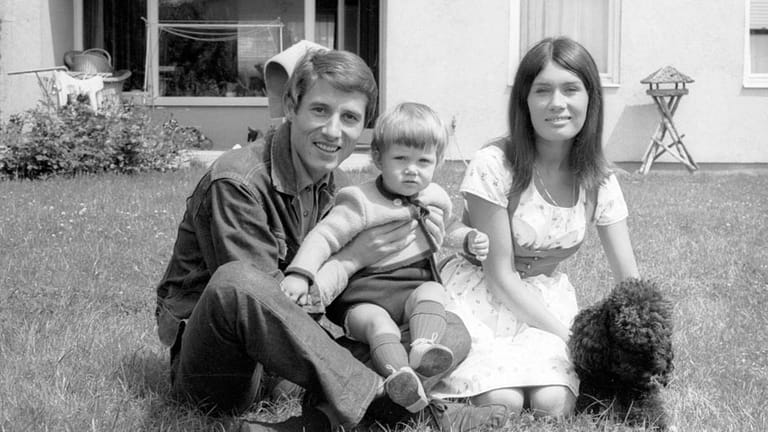 Udo Jürgens mit seiner ersten Ehefrau Panja und Sohn Johnny im Sommer 1964. Der Musiker und das Fotomodell waren von 1964 bis 1989 verheiratet und haben zwei gemeinsame Kinder.