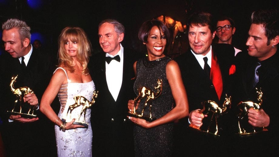 Geballte Prominenz bei der "Bambi"-Verleihung 1999 (v. li.): Jean-Paul Gaultier, Goldie Hawn, Harald Juhnke, Whitney Houston, Udo Jürgens und Sasha