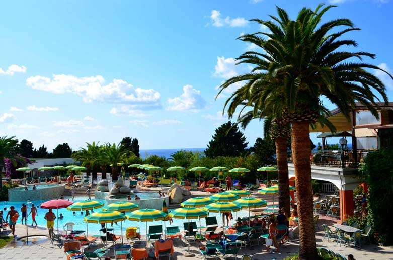 Mit dem All-inclusive-Paket lassen sich die Hotelgäste des "Aquis Rocca Nettuno" in Tropea verwöhnen. Dies heißt nicht nur Essen und Trinken ohne Ende, auch das Team des Hotels sorgt für Stimmung und Entspannung während des Urlaubsaufenthaltes.