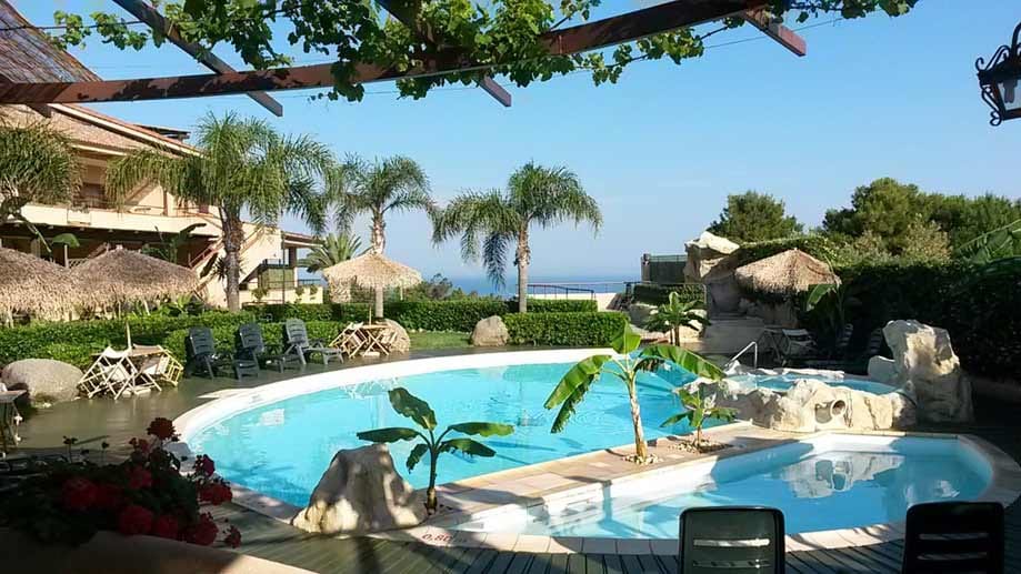 Die Apartmentanlage "L’Arcobaleno Resort" befindet sich am Capo Vaticano. Sie besticht durch ihre Lage mit herrlichem Panoramablick auf die Äolischen Inseln und die Meerstraße von Messina.