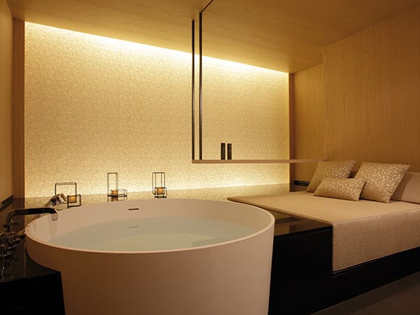 Im Schweizer Luxus-Hotel Victoria Jungfrau wartet man mit japanischer Seide auf Sie. Früher nur der kaiserlichen Familie vorbehalten, kommen Sie im weltweit einzigartigen Sensai Select Spa in den Genuss der edlen Beauty-Behandlung.
