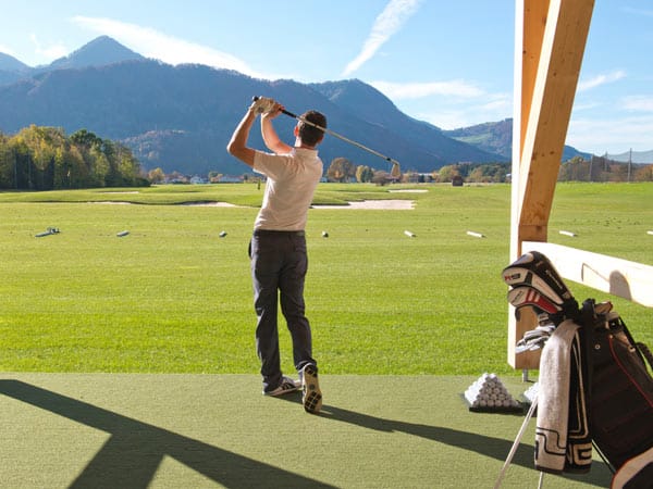 Im luxuriösen Golf Resort Achental in Bayer kommen neben dem vielfältigen Wellness-Programm Golf-Liebhaber auf ihre Kosten.