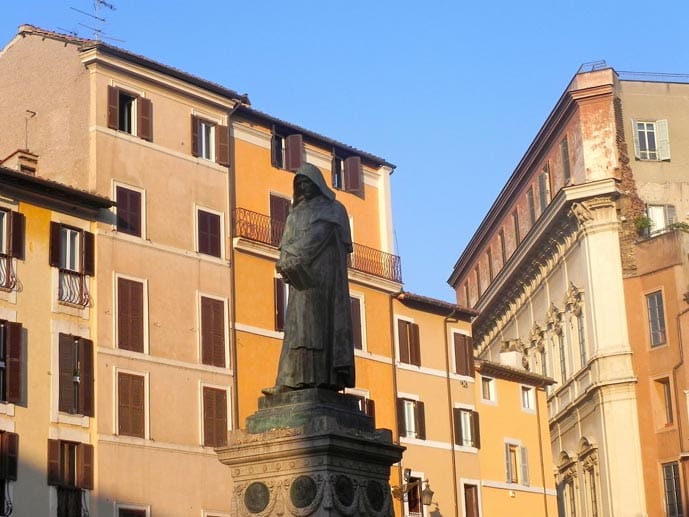 Giordano Bruno auf dem Campo de' Fiori: Auf einer Piazza, eingerahmt von verwitterten alten Häusern und fröhlichen Straßencafés von Stand zu Stand ziehen, hier eine Tomate befühlen, dort eine Weintraube kosten, dazwischen einen Cappuccino oder ein Glas Wein trinken - was kann es Schöneres geben?