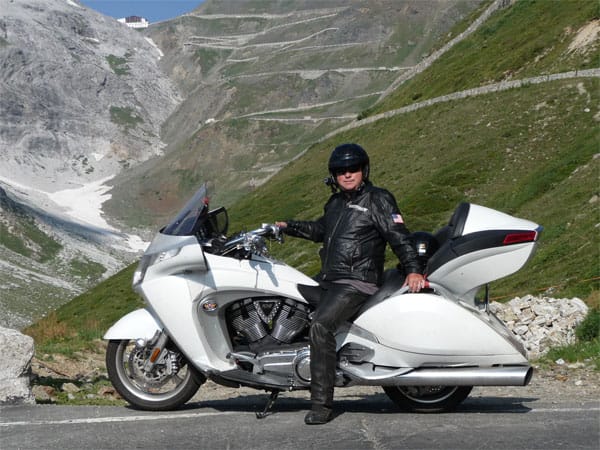 Dass echte Motorrad-Enthusiasten nicht zu stoppen sind, beweist der Schweizer Fredi Uhr: Er legte mit einer Victory Vision in vier Jahren 200.000 Kilometer zurück - das entspricht fünf Erdumrundungen.