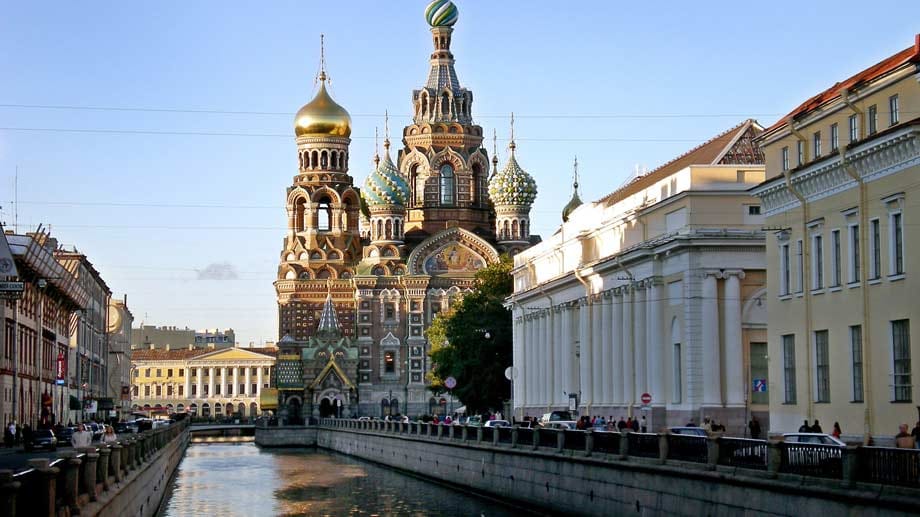 Berühmt für ihre Zwiebeltürmchen: die Erlöserkirche am Griboedow-Kanal in St. Petersburg.