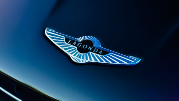 Auf der Motorhaube prangt das Lagonda-Markenlogo.