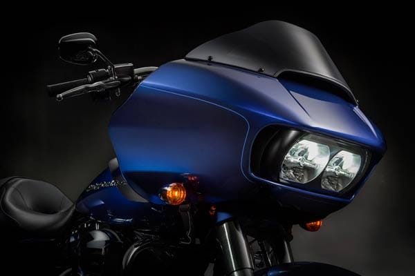 Die Verkleidung der Harley-Davidson Road Glide Special zeigt ein neues und markantes Design. Vom Doppelscheinwerfer in LED-Technologie bis hin zum tiefergelegten und am Heck ohne Werkzeug einstellbaren Fahrwerk will die Special Maßstäbe in Sachen Custom-Touring bieten.