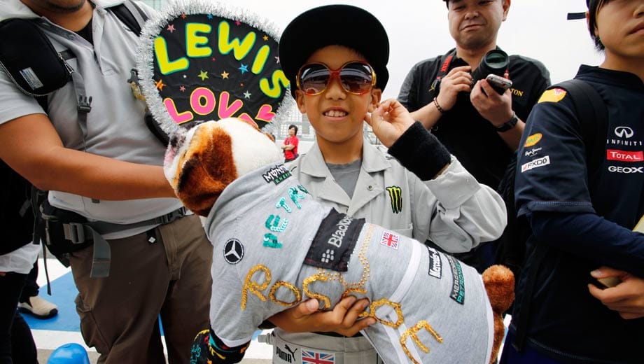 Japan ist Formel-1-verrückt. Dieser Junge kommt als Lewis Hamilton inklusive Hund Roscoe zur Strecke in Suzuka.