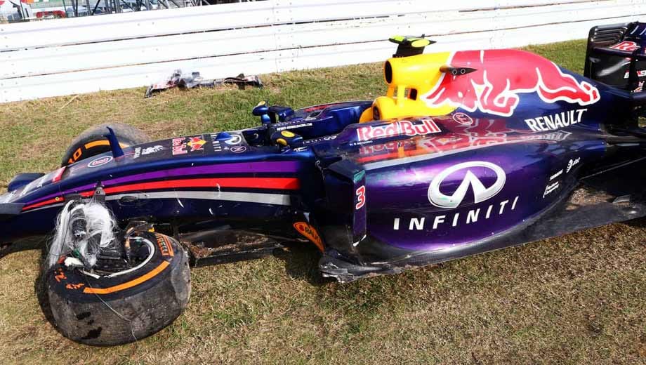 Daniel Ricciardo zerlegt seinen Red Bull an der Streckenmauer.