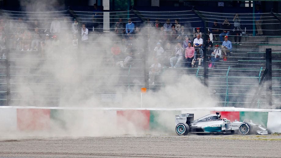Auf der Strecke sorgt Lewis Hamilton mit einem Crash für Aufsehen. Der Engländer verliert dadurch wertvolle Trainingszeit.