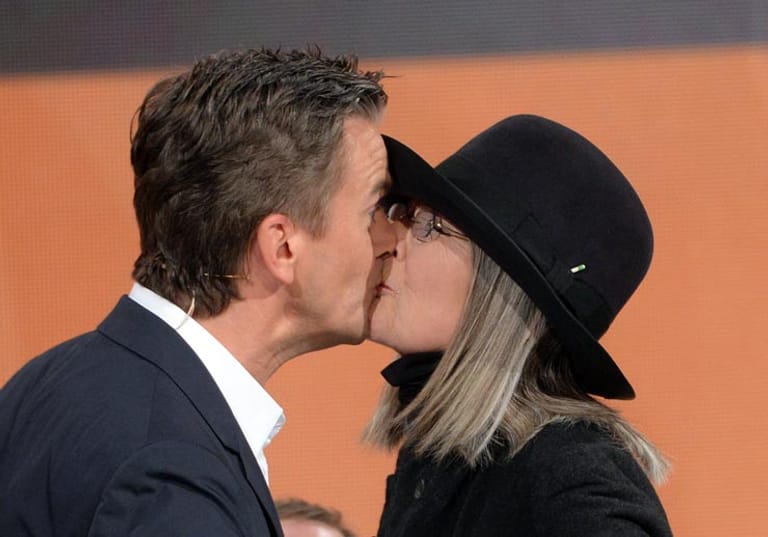 "Wetten, dass..?" vom 4. Oktober 2014: Das gab es noch nie in der ZDF-Show! US-Schauspielerin Diane Keaton machte aus ihrer Kuss-Leidenschaft kein Geheimnis und knutschte sich wie wild durch die Show. Das Küsschen für Lanz war nur einer der Bussis, die sie verteilte.