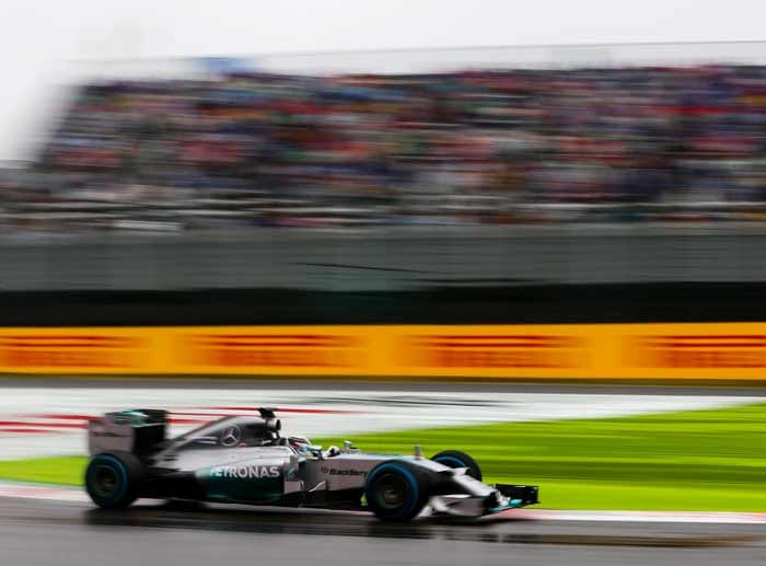 Lewis Hamilton schnappt sich im Laufe des Rennens seinen Teamkollegen und gewinnt das Rennen, das aufgrund eines schweren Unfalls vorzeitig abgebrochen wird.