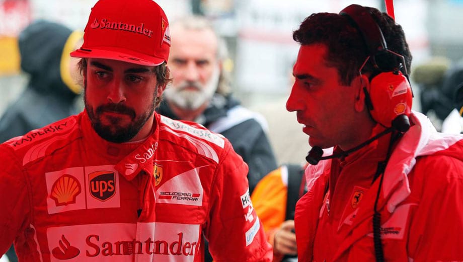 Als das Feld hinter dem Safety Car wieder auf die Piste rollt, streikt der Ferrari von Fernando Alonso. Der Spanier muss das Rennen aufgeben.