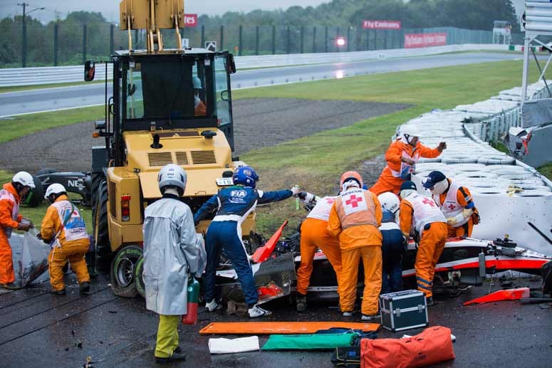 Jules Bianchi kracht in eine Bergungsfahrzeug und verletzt sich offenbar schwer.