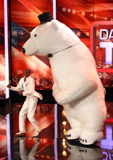 Tierisch gut war auch die Performance von Pavel Fadzeyeu, der als übergroßer steppender Bär auf der "Supertalent"-Bühne begeisterte. Besonders Bruce war von dem rieseigen Eisbären "Aero" angetan und wagte mit ihm eine Tanzeinlage.
