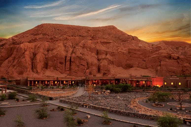 Alto Atacama Desert Lodge & Spa (Atacama-Wüste, Chile): Das Hotel ist mit traditionellen Lehmziegelsiedlungen gebaut und fügt sich optisch in die Terracotta-farbende, bergige Landschaft ein.