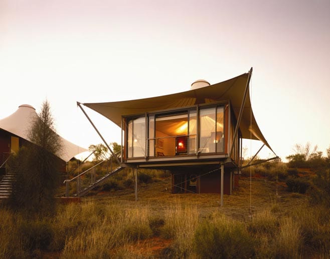 Hotel Longitude 131 (Rote Wüste, Australien): Die Gebäude der Lodge passen sich harmonisch in die Natur des australischen Outbacks und der Umgebung von Uluru oder Ayers Rock an.