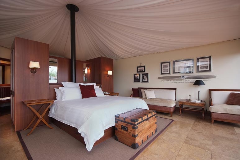 Über den auf Stelzen gebauten Bungalows sind jeweils Segeltücher gespannt, die die Zimmer wie luxuriöse Zelte erscheinen lassen.
