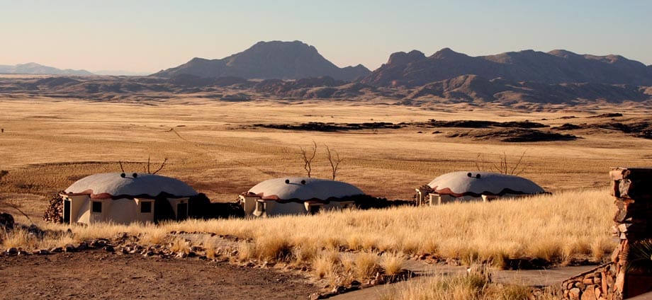 Rostock Ritz Desert Lodge (Namib-Wüste, Namibia): Die Bungalows der Lodge verschmelzen mit der grenzenlosen Weite und der farbenprächtigen Dünenlandschaft der Namib-Wüste.