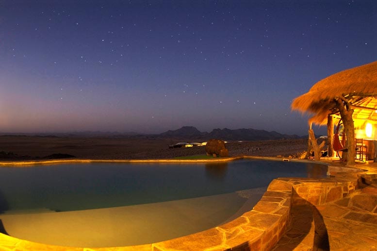 Am Pool mit überdachter Sonnenterrasse lassen die Gäste den Tag nach ihren Wüstenwanderungen oder Fahrten zu den prähistorischen Felszeichnungen, ausklingen.