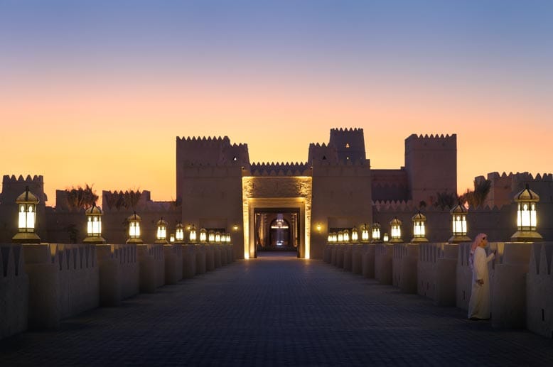 Qasr Al Sarab Desert Resort by Anantara (Liwa-Oase, Vereinigte Arabische Emirate): Das Wüsten-Luxusresort begrüßt seine Gäste im arabischen Ambiente und der Beduinen-Stil zieht sich von der Lobby über den Spa- und Fitnessbereich bis in die Zimmer.