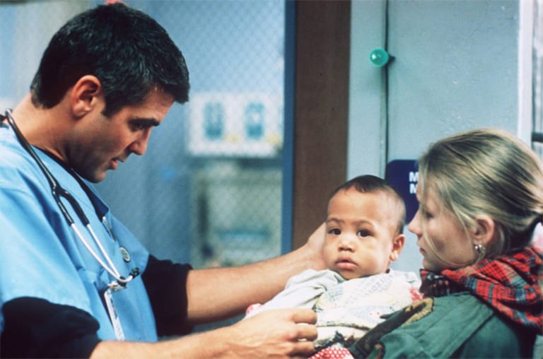 "Emergency Room" - die Chicagoer Notaufnahme - ist nicht nur wegen George Clooney so berühmt. Er spielte von 1994 bis 1999 mit. Die Idee zu der Drama-Serie stammt von Bestseller-Autor Michael Crichton, der enormen Wert auf die genaue medizinische Darstellung gelegt hatte. Die Ereignisse beruhen auf tatsächlichen medizinischen Fällen, die Serie nahm den Notstand in den US-Kliniken auf. Die temporeiche und ungewöhnliche Erzählweise machte "ER" zu einer der wichtigsten und erfolgreichsten Fernsehserien aller Zeiten, gemessen an Auszeichnungen und Einschaltquoten. Es ist eine der teuersten und mit 15 Staffeln längsten Serien der TV-Geschichte. In den USA lief sie von 1994 bis 2009. In den 15 Staffeln kamen 5453 Schauspieler zum Einsatz, davon 13 weibliche und 13 männliche in der Hauptbesetzung.
