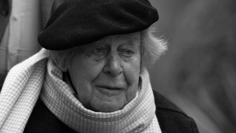 Siegfried Lenz, einer der bedeutendsten und meistgelesenen Schriftsteller der deutschsprachigen Nachkriegs- und Gegenwartsliteratur, ist tot. Er starb am Dienstag im Alter von 88 Jahren in Hamburg im Kreise der Familie, wie der Verlag Hoffmann und Campe mitteilte.